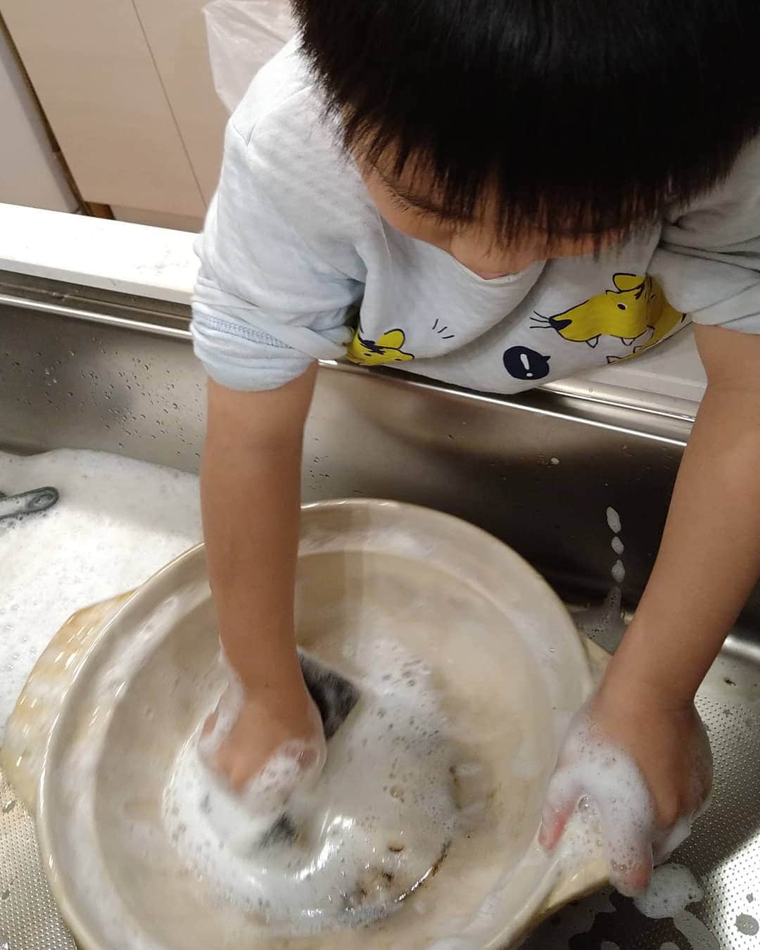 桂宮治さんのインスタグラム写真 - (桂宮治Instagram)「必死に土鍋を洗う5歳(笑)  将来立派な板前になる予定🔪🍲🍱」1月10日 13時57分 - miyajikatura