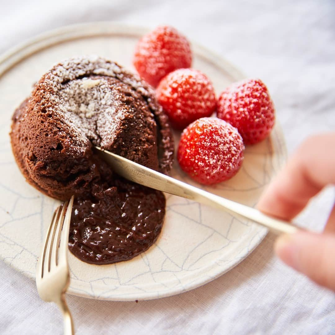 キナリノさんのインスタグラム写真 - (キナリノInstagram)「. 寒くなると食べたくなる。甘～い「チョコレート」のおやつレシピ . 冬になると、なぜか無性に食べたくなるチョコレート。濃厚な甘さと、お口の中でとろける食感が寒い日のおやつにぴったりですよね。今回は、そんなチョコレートを使ったおやつのレシピをご紹介します。 画像は、ふたりごはん(@misa_enomoto)さんより。 . https://kinarino.jp/cat4/41957 . ▶︎こちらの記事はキナリノアプリのトップページで掲載中です。 ▶キナリノアプリで「チョコレート」と検索！ ▶︎ダウンロードはプロフィールリンクから(@kinarino_official) . #レシピ #おやつ #フォンダンショコラ #チョコ #チョコレート #料理 #おやつの時間 #手作りお菓子 #手作りおやつ #instafood #cooking #recipe #chocolate #fondantchocolat #丁寧な暮らし #暮らし #キナリノ」1月10日 14時00分 - kinarino_official