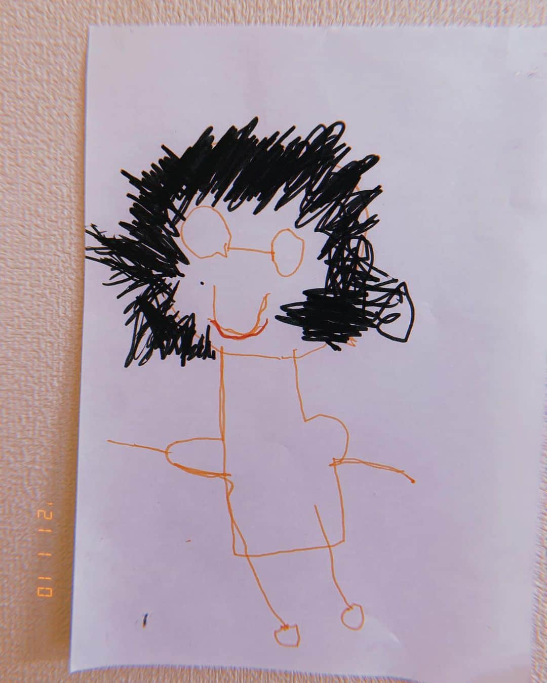 小池真友さんのインスタグラム写真 - (小池真友Instagram)「ママの絵。がシュールすぎてwww すっぴんメガネの私😂 ツッコミどころが豊富すぎるけど初めて自分からノリノリで私の絵描いてくれたから嬉しかった…😭 「あーそうそう！忘れてた！口赤くしよっと」 に吹いた笑 . . #4歳10ヶ月 #男の子　#男の子育児 #男の子兄弟　#子供の絵　#ママの似顔絵」1月10日 14時00分 - koikemayu_