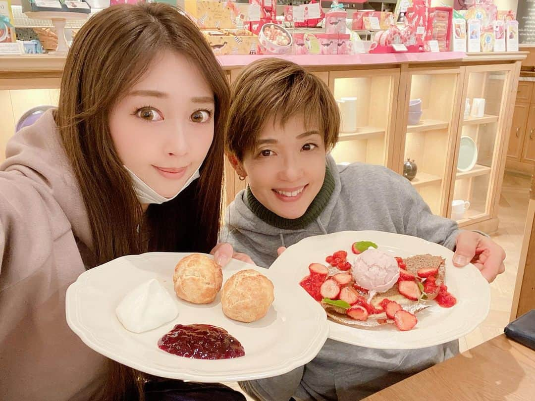 林紗久羅さんのインスタグラム写真 - (林紗久羅Instagram)「. . . . 私のお母さん🍓 . 食べるものがかわいい🐣 . 前髪に関してはお父さんの前髪とお揃いにしました笑 . . . #afternoontea #いちごのガレット #いちご #いちごスイーツ #アフタヌーンティー #クリームティーセット #スコーン #scorn #mymother #若いママ #前髪 #センターパート #オルチャン #自まつ毛 #自まつげ #myfamily #筋トレママ #筋トレ女子 #カフェ巡り」1月10日 14時01分 - sa1210ku