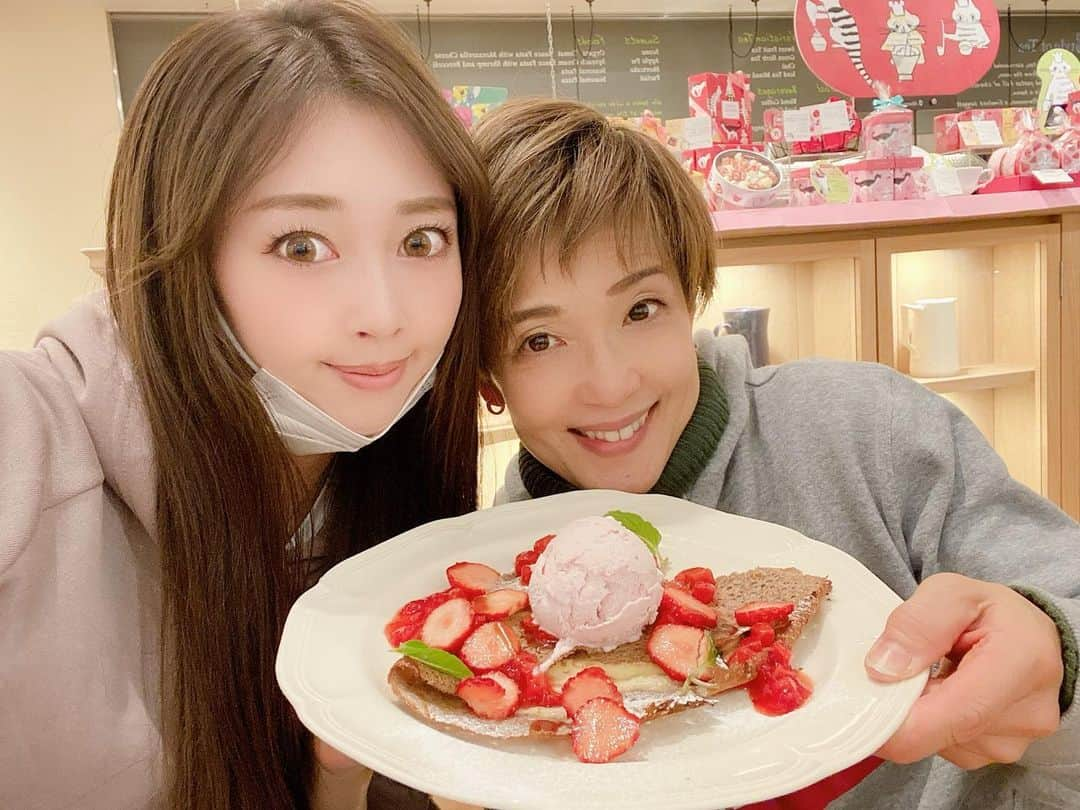 林紗久羅さんのインスタグラム写真 - (林紗久羅Instagram)「. . . . 私のお母さん🍓 . 食べるものがかわいい🐣 . 前髪に関してはお父さんの前髪とお揃いにしました笑 . . . #afternoontea #いちごのガレット #いちご #いちごスイーツ #アフタヌーンティー #クリームティーセット #スコーン #scorn #mymother #若いママ #前髪 #センターパート #オルチャン #自まつ毛 #自まつげ #myfamily #筋トレママ #筋トレ女子 #カフェ巡り」1月10日 14時01分 - sa1210ku