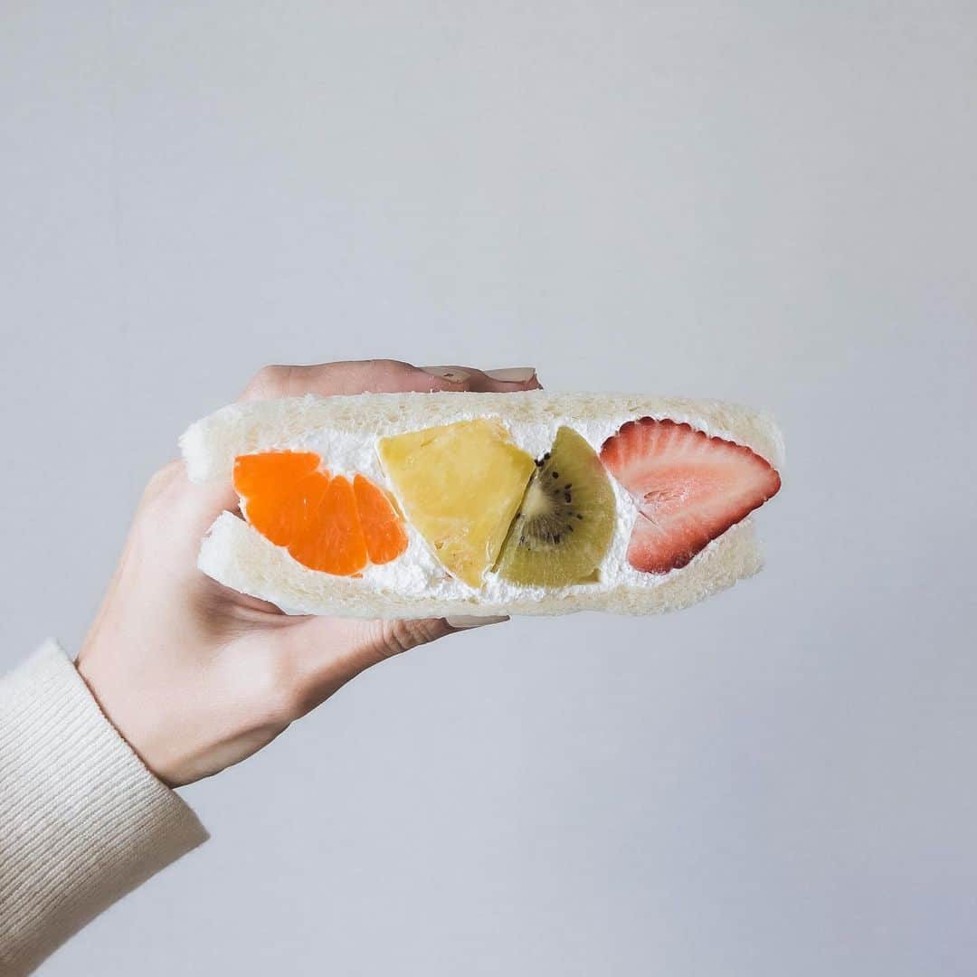 市川渚さんのインスタグラム写真 - (市川渚Instagram)「生まれて初めて食べた、フルーツサンド🍓さいこう。  Fruits sandwich for the first time in my life. Yummy!」1月10日 14時09分 - nagiko