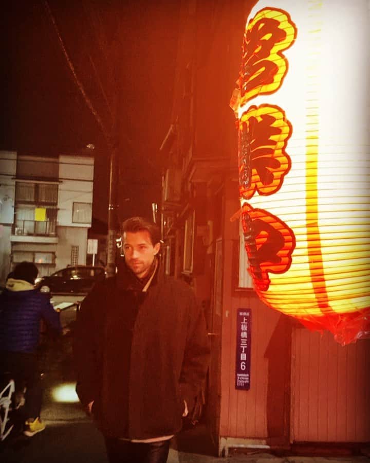 ジョサイア・ハーリーのインスタグラム：「Tokyo night strolls. The simplest act can make the biggest difference on my perspective . #tokyo」