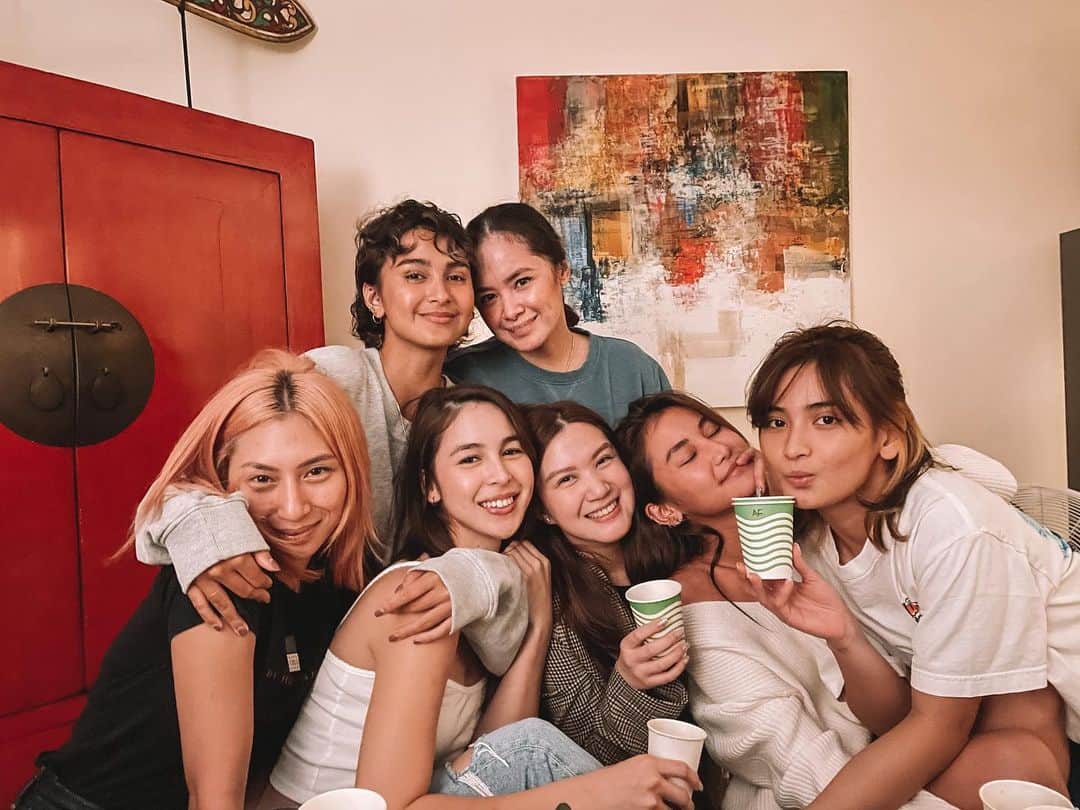 ジュリア バレットのインスタグラム：「Reunited with my girls ❤️」