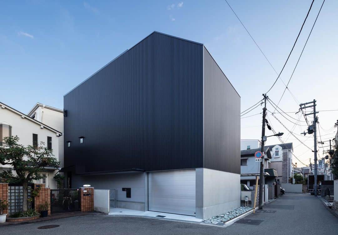 Horibe Associates co., ltd. のインスタグラム：「・ House in Higashisumiyoshi  more⇨@horibeassociates  線路高架を望むことができる駅からほど近い住宅密集地に位置する敷地  プライバシーの保たれた屋外テラスと 3層吹抜けのリビング空間が家族を繋ぐ 木造３階建て中庭型住居  #耐震等級3 #長期優良住宅  photo @yoheisasakura  ・ #architecture#architect#architecturephoto#architecturephotografy #architettura#Kiếntrúc#arquitectura#Architektur#Arkitekture#architexture #マイホーム記録#マイホームメモ#ガレージハウス」