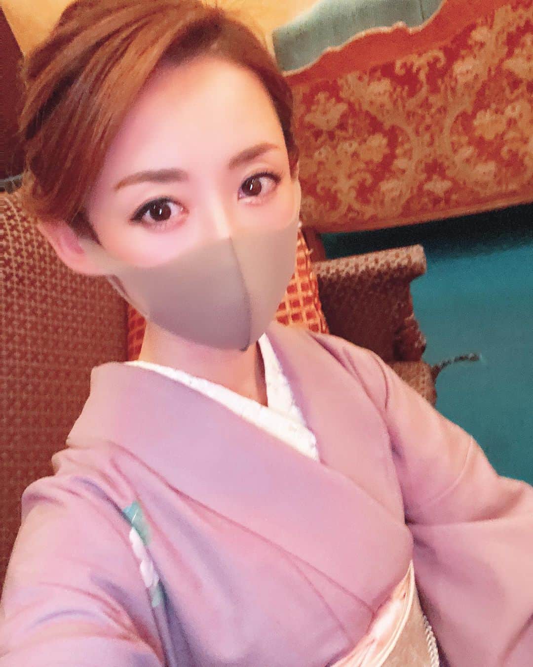 山上紗和 のインスタグラム：「はるひちゃんが赤のお着物にしてたから、年始だしわたしもー(っ ॑꒳ ॑c)って思ったんですが  さわさんは紫とかの方が良いですよ。と、ばっさり着付け先生🤣  結果オーライ、ありがとうございました🙏  #着物 #和装 #japan #kimonostyle #👘」