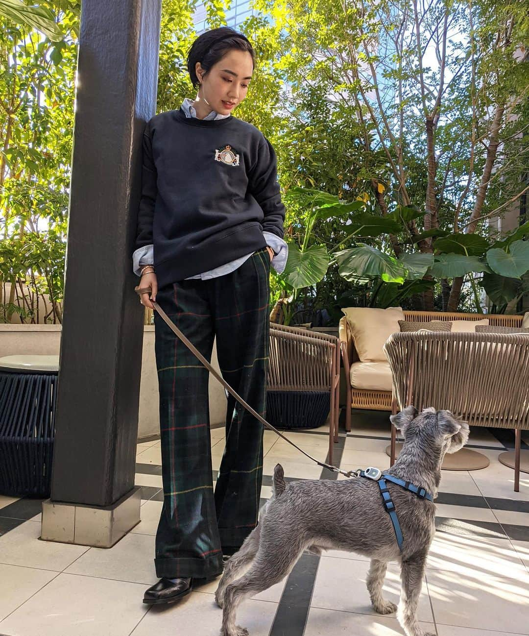 渡邉香織さんのインスタグラム写真 - (渡邉香織Instagram)「【INDEPENDENT DOGS 2020 sweater 】  Online shop link in bio. Me (162cm / 5′3″ ) wearing size Medium(white) and size Large(Navy)🐾  大人は M / L / XL 展開 キッズは 110cm / 130cm / 150cm  わたしは身長162cmで綺麗めに着るならM(写真の白)、ざっくり大きめに着るならL(写真の紺)です。  正直キッズの150cmも着ようと思えば着れちゃいます。小柄な人はキッズの150cmもありかもです。  アレンはパン狙い🥐」1月10日 14時28分 - foxco_kaori