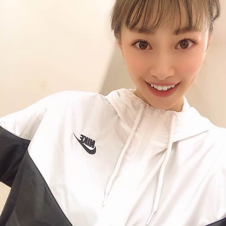 のインスタグラム：「🙋‍♀️ . . 本日から、日曜日、週一回の体幹＆ストレッチクラスが始まりました🍀  コロナ禍でも、貴重なお時間とお金を使ってレッスンを受けてくださる皆様に満足していただけるレッスンができるように、  参加してくださった皆さんの声を聞きながら、ご意見・御要望を取り入れながら、これからもプログラム内容を少しずつ変えていこうと思っています🤗✨  施設もコロナ対策をばっちりして下さってるので、安心💪  こんな時だからこそ、日常的に運動も取り入れながらしっかり免疫力つけていきたいところです👊✨ . . #体幹トレーニング #体幹 #コアトレーニング #ストレッチ #レッスン #週一  #運動 #トレーナー #training #トレーニング #ダイエット #diet #nike  #wear #中野区 #中部コミュニティセンター #免疫力アップ」