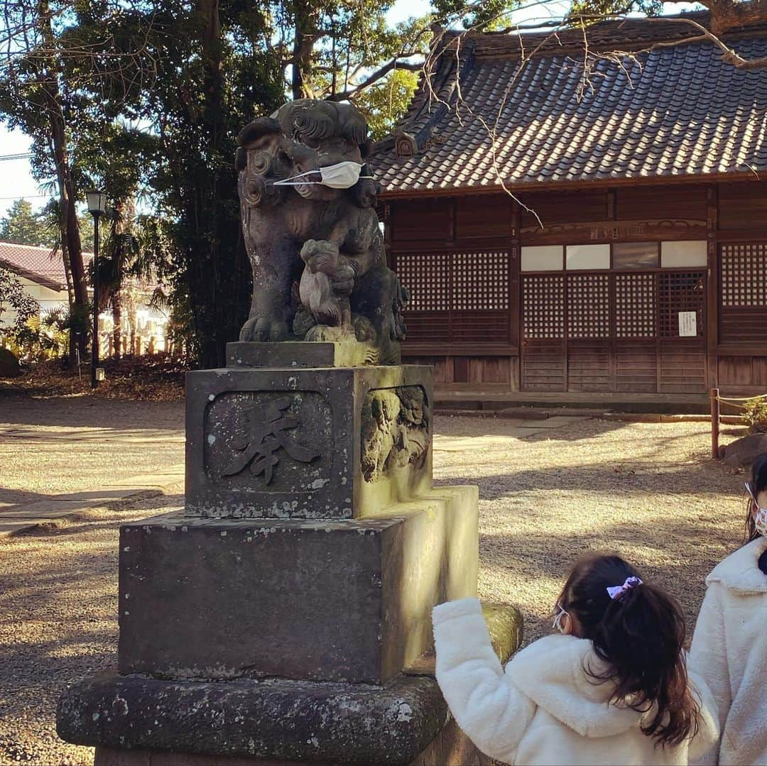 西山茉希さんのインスタグラム写真 - (西山茉希Instagram)「#俺流コーデ #黄色×黒 #セットアップ曜日  小さい滝 小さい滝 小さい滝 みーつけた🎶  #神様の水だねって #ちびパンさんが言うから #手を伸ばして触りにゆく親子  鴨さんの⛩みたいなのがありました。 狛犬さんがマスクしてました。 お家にカエル。  #ママチャリツアー #お日様がガソリン  明日のコーデは青かしら。 三連休de信号コーデ。」1月10日 14時47分 - maki.nshiyama50