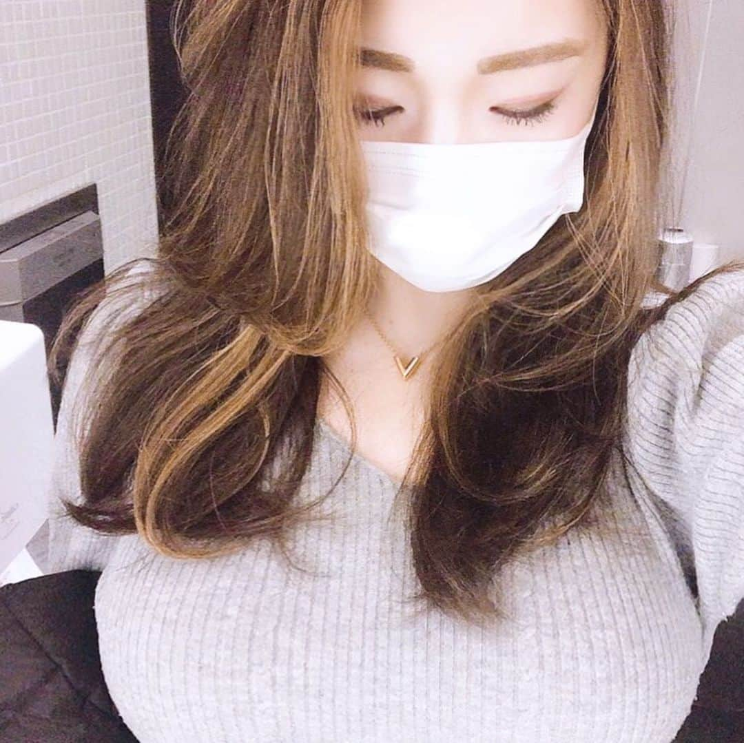 ARAKAWAMEIさんのインスタグラム写真 - (ARAKAWAMEIInstagram)「. 久しぶりの美容院💇‍♀️ 前からやりたいなぁって思ってた フェイスフレーミング 思い切ってやってみました！ . 髪の長さとかベースの髪色のバランス見て どれくらいの幅ハイライトを入れるかが結構難しいみたい。 私は仕事的にあまり派手な髪はできないから 前髪ハイライトが目立ちすぎないようにって 全体にも少し入れてもらいました💫 . ZACC表参道の宮川さんにいつもお任せしてるんやけど かきあげ髪の人は絶対に行ってほしい！ 前髪の作り方が毎回本当に満足🥺 カットだけで巻かなくても毛流れカールできちゃう！ メンズカットもされてるので、 イメチェンしたい男の人もぜひ行ってみて💇‍♂️ . cut＋color＋premium treatment ¥25,800 . #美容院 #表参道 #ハイライト #フェイスフレーミング #前髪ハイライト #カラー #外国人風カラー  #グレージュ #かきあげ前髪 #毛流れ美人 #ZACC #ZACC表参道」1月10日 14時39分 - 25mei25