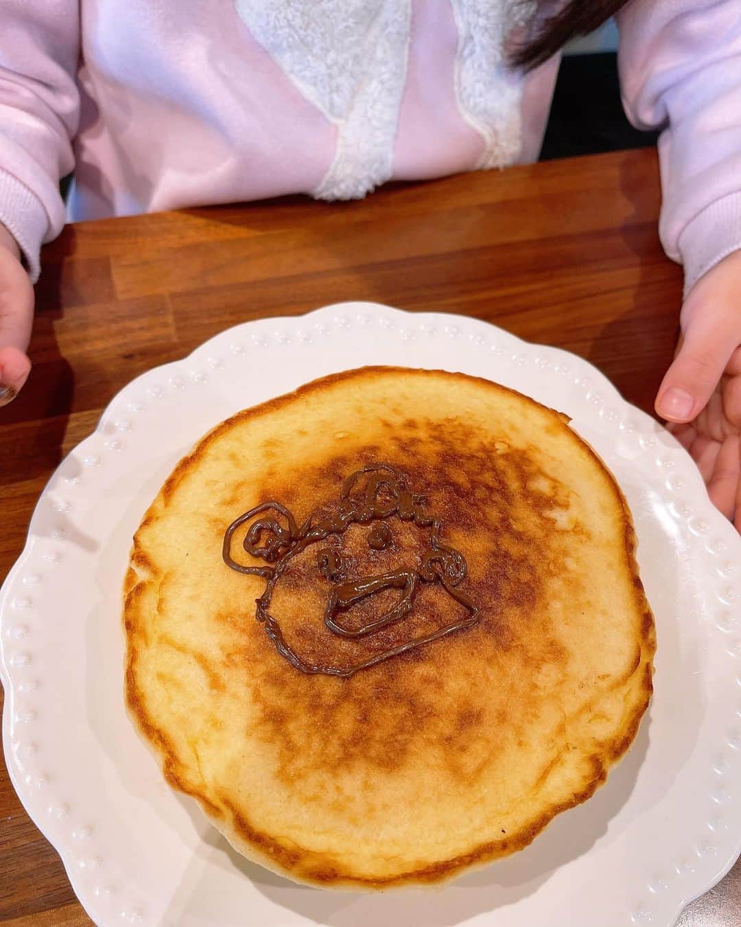 みきママさんのインスタグラム写真 - (みきママInstagram)「【餅ホットケーキでお絵描きです！！】  お餅、余ってますよね❓絶対ホットケーキにした方がいいです😆😆😆  今流行りのふわふわパンケーキではなく、もちもちの食べ応え満点のホットケーキになります❗️私はお腹にたまる餅ホットケーキの方が好きです🤣🤣🤣  作り方は、2枚分で、耐熱ボウルに、8等分の角切りにした餅（1個）と牛乳（150㏄）を入れて電子レンジ600ｗで3～3分半加熱して餅をやわらかくして、泡立て器でなめらかになるまでよく混ぜ合わせてから、卵（1個）を加えて混ぜて、ホットケーキミックス（150ｇ）を加えてしっかり混ぜる。フライパンにバターを溶かして生地を半量入れて弱火で6分焼き、返して2分焼いてできあがり〜👍  杏ちゃんは下書きをしてからチョコペンでお絵描きしました✨チャンスは一回だからね🤗  何度も練習したけど、杏ちゃん「チョコペン難しー」ってさ。チョコペンの厳しさを学びました。  1枚食べたら、杏ちゃん「苦しー」ってさ。  腹持ちがいいし頭の疲れがとれるから受験生のおやつにぴったりです😚😚😚  #みきママ　#餅　#ホットケーキ　#チョコペン  #チョコペンアート」1月10日 14時40分 - mikimama_official