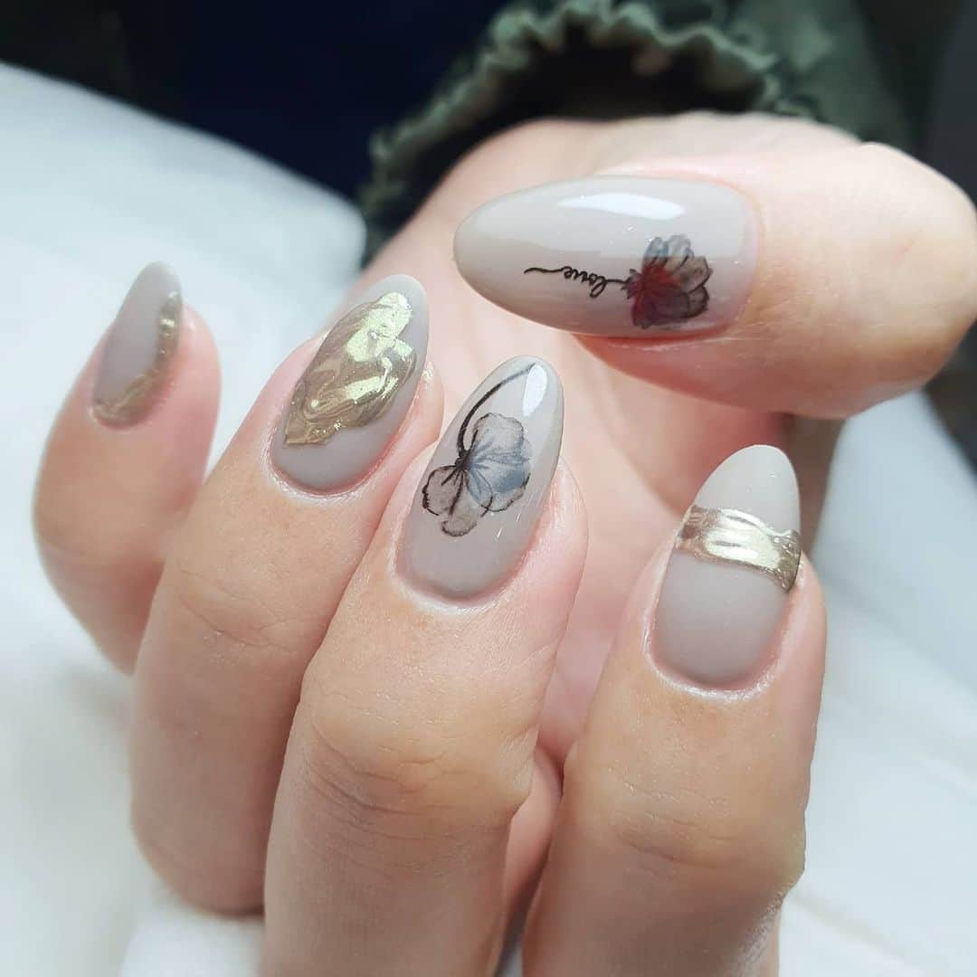 Yingのインスタグラム：「I used PREGEL Pale Sesame and TSUMEKIRA @saki_chiba1028 Field of Flowers.  Items can be purchased at @nailwonderlandsg 🤗 . . . 🛒 www.nailwonderland.com⁣⁣ 📍20A Penhas Road, Singapore 208184⁣⁣ (5 minutes walk from Lavender MRT)⁣⁣ .  I am currently only able to take bookings from my existing pool of customers. If I have slots available for new customers, I will post them on my IG stories. Thank you to everyone who likes my work 🙏 if you need your nails done, please consider booking other artists at @thenailartelier instead ❤  #ネイルデザイン  #ネイルアート #ネイル #ジェルネイル #nailart #네일아트 #pregel #プリジェル #nails #gelnails #sgnails」