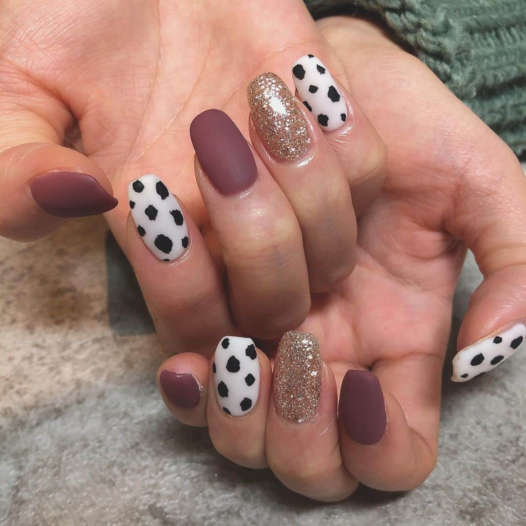 加美杏奈さんのインスタグラム写真 - (加美杏奈Instagram)「・ New nail💅🏼 ・ #nail#naildesign#simplenails#dalmatian#glitter#matte#nuancenails#dalmatiannails#mattenails#bordeauxnails#冬ネイル#2021ネイルデザイン#ハンドネイル#💅🏼」1月10日 14時42分 - anna.kami3