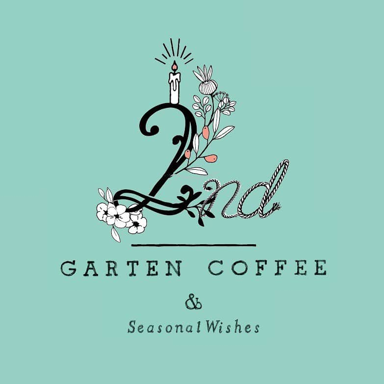 NEXTWEEKENDさんのインスタグラム写真 - (NEXTWEEKENDInstagram)「【GARTEN COFFEE 2周年ありがとう企画】﻿ 1月11日にGARTEN COFFEEはおかげさまで2周年をむかえます。﻿ その日お店は営業しておりますが、緊急事態宣言も出ております。皆様の安全が第一です。﻿ お店でお会いすることが出来なくても、おうちでGARTEN COFFEEを楽しんでいただけるよう「2周年ありがとう企画」を考えています☺️﻿ ﻿ ▶︎ライブ配信﻿ 1月11日朝10時半〜﻿ @gartencoffee アカウントより﻿ GARTEN COFFEEの空気と共にありがとうライブ配信を行います♩﻿ お時間ありましたら是非ご参加くださいね！﻿ ﻿ ▶︎おうちで楽しめる﻿ GARTEN COFFEE2周年セットの発売﻿ @nextweekendstore では、2周年の今しか味わえない2タイプのセットをご用意！﻿ ※12日（火）販売開始予定﻿ おうちで存分にGARTEN COFFEEを楽しんでいただけるセットです。﻿ 私たちから想いを込めた”おまけ”入りです…♡﻿ ﻿ ①マグカップ入りセット﻿ ・GARTEN COFFEEオリジナルマグカップ﻿ ・定番ガルテンブレンド 100g﻿ ・1月限定「晩冬ブレンド」100g﻿ ・GARTEN COFFEE ギフトボックス﻿ ・（おまけ）2周年限定ステッカー付き﻿ ・（おまけ）新商品WEEKEND BLENDドリップバッグ﻿ ﻿ ②お豆たっぷりセット﻿ ・定番ガルテンブレンド 200g﻿ ・1月限定「晩冬ブレンド」100g﻿ ・GARTEN COFFEE ギフトボックス﻿ ・（おまけ）2周年限定ステッカー付き﻿ ・（おまけ）新商品WEEKEND BLENDドリップバッグ﻿ ﻿ ②は、合計300gのお豆が入ったたっぷりセット。﻿ どちらもコーヒー豆は粉か豆か選んでいただけます。﻿ 内容はライブ配信でも詳しくお伝えしますね♩﻿ ﻿ ▶︎2周年記念ステッカー﻿ お馴染みのロゴやコーヒー豆のパッケージまで全て担当してくださっている吉川郷子さん（ @kocolatelatte ）デザインの2周年記念ステッカー。﻿ ３年目のGARTEN COFFEEのコンセプト、大事にしたいことは「結ぶ・繋がる・超える」です。﻿ 人と人を結ぶ、離れていても繋がれる。﻿ コーヒーの力を借りて、お客様と私たち、そしてお客様と大切な人の絆を深められるような存在でいたい。﻿ 象徴的なモチーフとして「縄」を描き、デザインに落とし込んでいただきました✨﻿ ﻿ 1月オンラインストアでGARTEN COFFEEのアイテムをご注文してくださった全ての皆さま、ご来店いただいたお客様へ2周年限定ステッカーをお配りします。（無くなり次第終了となります）﻿ 　﻿ GARTEN COFFEEは続いていきます。﻿ 今は無理せず、今ならではの楽しみ方と方法で皆さまと繋がれますように。﻿ 3年目もよろしくお願いします☺️﻿ ﻿ #コーヒーと小さな野心 #gartencoffee #そんなムード」1月10日 14時55分 - nextweekend_jp