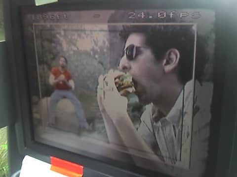 アダム・シャピロのインスタグラム：「From a Wendy’s commercial 100 years ago. They told me the trick to eating the burger on camera was to bite with my mouth, not with my hands. Like don’t squeeze the burger down to fit it in my mouth, because that will ruin what it looks like, just kinda press my face against it and hope for the best! Could have used an intimacy coordinator. I did it a lot that day, literally inside the gorilla habitat at the Santa Barbara zoo. It was the “triple onion” burger, onions three ways, and you’d think all I could smell would be onions, but the habitat’s gorilla poop won the smell contest on that day. It could have been onions SIX ways and it wouldn’t have mattered.」