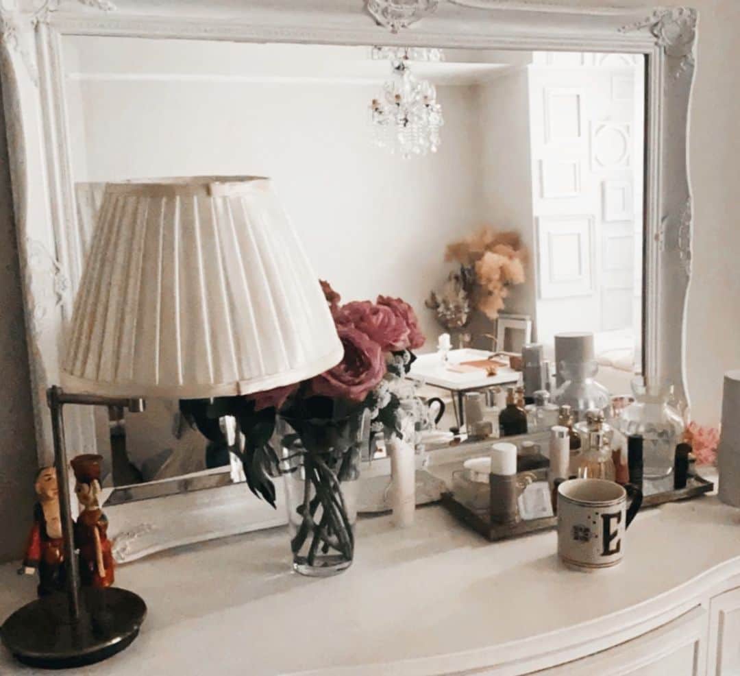 エミ ペインさんのインスタグラム写真 - (エミ ペインInstagram)「そろそろ塗り替えようかなぁ… 深いGreenとか？と思いつつ 撮ってみたドレッサーの写真🌹  ドレッサーにはお花を飾る事が 多いからやっぱり白が良いかな🤍  #お部屋をお気に入りの空間に  #mydresser  #私の部屋  #myroomdecor」1月10日 14時50分 - emipaine