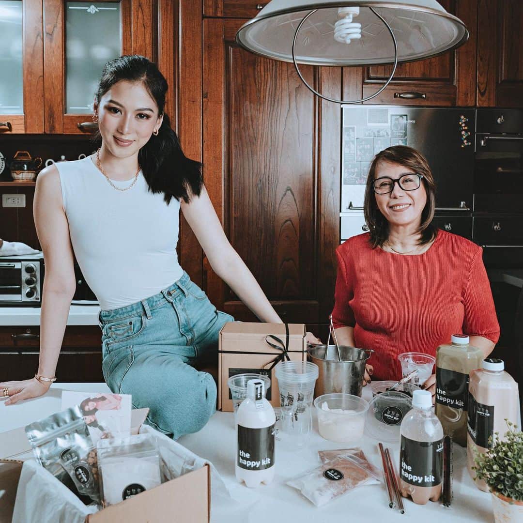 Alex Gonzagaさんのインスタグラム写真 - (Alex GonzagaInstagram)「It’s always a good family time to make your own Happy cup drinks at home. 🤍 Order yours just click the Link in our Bio—> @happycupathome」1月10日 15時04分 - cathygonzaga
