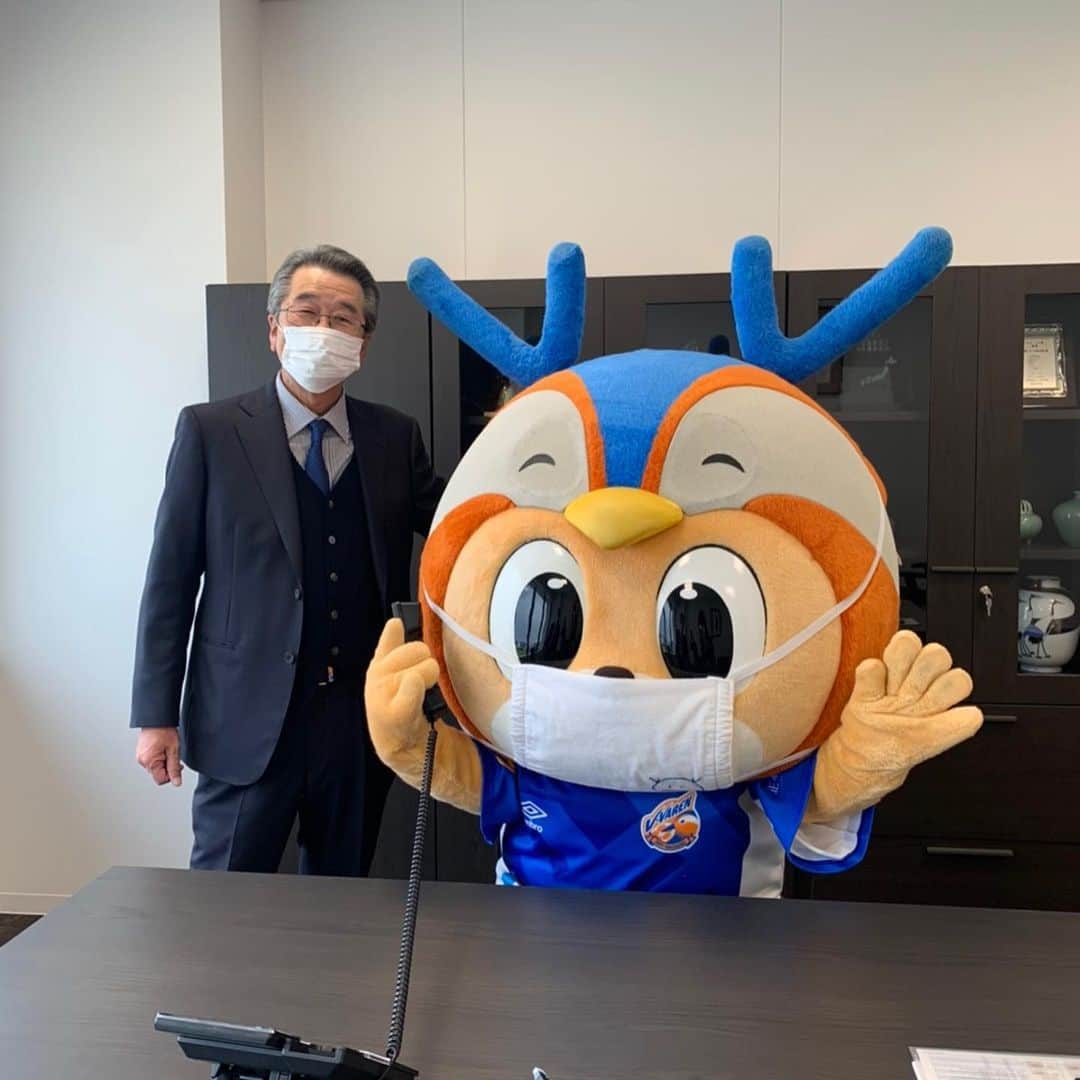 ヴィヴィくんさんのインスタグラム写真 - (ヴィヴィくんInstagram)「﻿ ﻿ このまえの潜入❗️ヴィヴィくんみてくださいましたか〜？🐥🎶﻿ ﻿ 長崎自動車さまではV・ファーレン長崎ごうをはっけん👀✨ ﻿ おしごとをがんばっているV・ファーレン長崎ごうはかっこよかったぁ🚌🎶 ﻿ ﻿ 長崎バスのおくるまのプレゼントもいただきとってもうれしかったです＼(^o^)／﻿ ﻿ ﻿ すてきなおなまえの幸運ホールディングスさまでは、かいしゃのみなさまがぼくのおうたとてびょうしでおでむかえしてくださいました🐥🎶 ﻿ ﻿ たくさんのかたにおうえんしてもらえてしあわせだなぁ☺️ ﻿ ﻿ 長崎自動車さま、幸運ホールディングスさま、ありがとうございました‼️﻿ ﻿ ﻿ #vvaren #vファーレン #vファーレン長崎 #長崎 #ヴィヴィくん #潜入ヴィヴィくん﻿ #長崎自動車 さま﻿ #幸運ホールディングス さま﻿ #ごあいさつのようすは潜入ヴィヴィくんでごらんください🐥」1月10日 14時57分 - vivikun_vvn