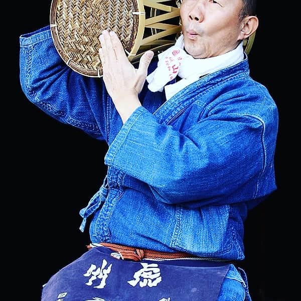 竹虎さんのインスタグラム写真 - (竹虎Instagram)「年齢を重ねると歌舞伎や能、狂言など古くからある日本伝統の舞台にも不思議と関心が沸いてきます。だからと言って、鼓を急に習いたいと思っているワケではありません。そう、鼓の形をした竹スツールなのです。 . 本体部分を支えるのは、幅の広いしっかりとした白竹ですが、中央部分に絞りを入れて弾力のある竹の特性を活かした作りとなっているのです。そして、その形は本当に鼓そっくりぜよ！座面は、日本唯一の虎竹を細かく網代編みして貼り付けています。白竹×白竹も格好が良いかと思いますが、白竹×虎竹だと色合いにアクセントが効いて更に格好良いのです。 . 「おまん、ちっくといざらんかえ(君、少し座っていきませんか)」。庭先にでも、どこか屋外にでも置かれていたら思わず誘いたくなる座り心地です。 . #竹虎 #虎斑竹専門店竹虎 #山岸竹材店 #竹虎四代目 #TAKETORA  #竹屋 #竹製品 #竹細工 #竹工芸 #竹 #bamboo #bamboocraft #虎竹 #真竹 #青竹 #淡竹 #白竹 #晒竹 #孟宗竹 #職人 #国産 #日本製  #椅子 #スツール #鼓 #太鼓 #ベンチ」1月10日 14時57分 - taketora1894