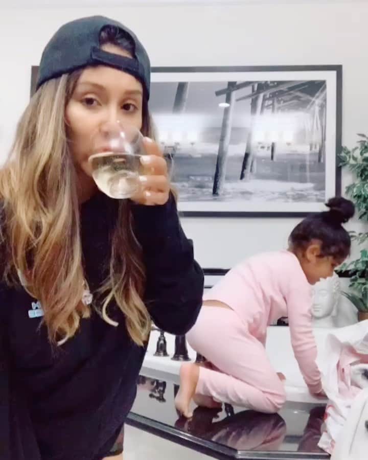 ニコール・ ポリッツィのインスタグラム：「#momlife 🥰 🍷  Gonna do some more tik toks with my offspring 🙏🏽 - Snookimawma 💋」