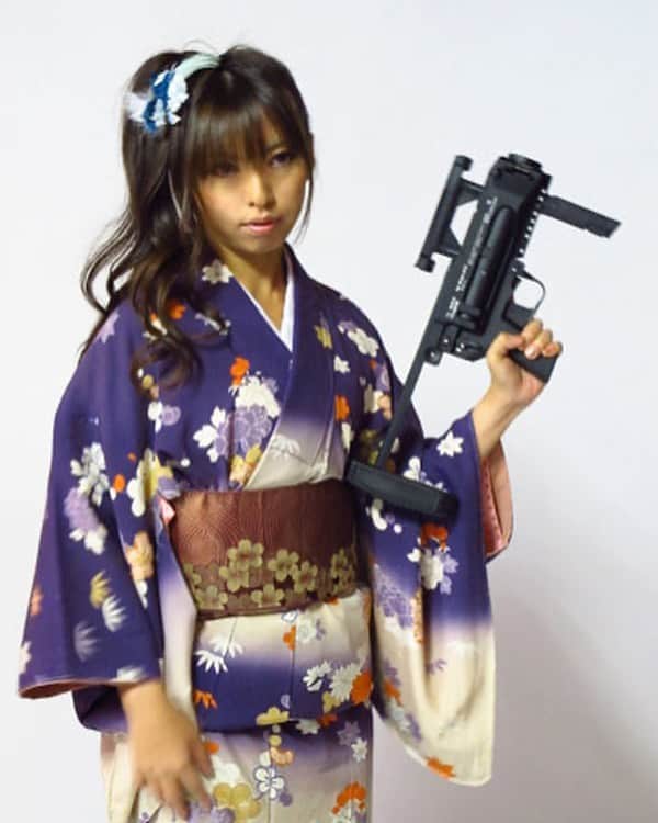 みりどる乙夜さんのインスタグラム写真 - (みりどる乙夜Instagram)「Gunsmith BATON広告用に撮影したもの。撮影はなんと2012年🤣 着物は自分の物で、母に着付けてもらいました。裾の端をちょいと上げるのが粋なんだとか👘✨  #kimono #kimonostyle #newyear #2021 #2012 #japan #japanesegirl #leeenfield #england #rifle #guns #girlwithguns #portrait #militaryidol #airsoft #airsoftjapan #着物 #和装 #武装 #銃 #着付け #巻き髪 #ポートレート #新年快樂 #新年 #過去写真 #ミリドル #乙夜」1月10日 15時00分 - itsuya_miridoru