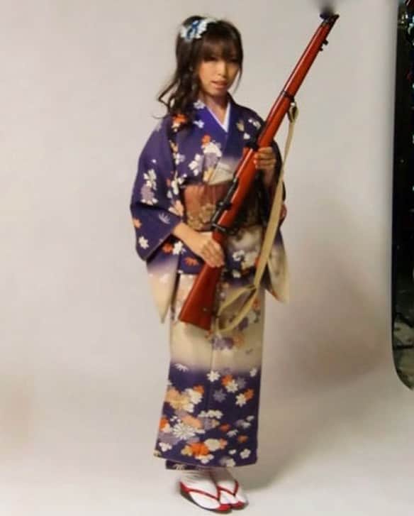 みりどる乙夜さんのインスタグラム写真 - (みりどる乙夜Instagram)「Gunsmith BATON広告用に撮影したもの。撮影はなんと2012年🤣 着物は自分の物で、母に着付けてもらいました。裾の端をちょいと上げるのが粋なんだとか👘✨  #kimono #kimonostyle #newyear #2021 #2012 #japan #japanesegirl #leeenfield #england #rifle #guns #girlwithguns #portrait #militaryidol #airsoft #airsoftjapan #着物 #和装 #武装 #銃 #着付け #巻き髪 #ポートレート #新年快樂 #新年 #過去写真 #ミリドル #乙夜」1月10日 15時00分 - itsuya_miridoru