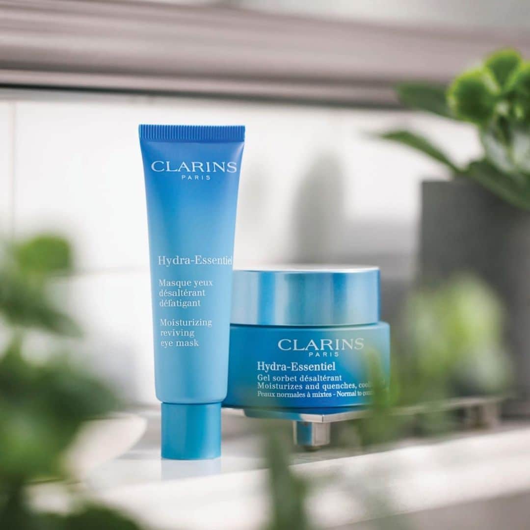 Clarins Australiaさんのインスタグラム写真 - (Clarins AustraliaInstagram)「For happy and hydrated skin this summer, our Hydra-Essentiel range is the ultimate splash of freshness on your skin 💧 ⁣ ⁣ Exposure to extremely hot weather, also means more time in air-conditioned environments and this can cause skin to dry out and make facial wrinkles and fine lines more pronounced.☀🌬 Our recommendation? Keep skin hydrated with the ultimate hydration duo, Bi-Phase Serum and Hydra-Essentiel Day Cream. Use together to intensly hydrate and support skin's self-hydrating capabilities.💦⁣ ⁣ #ClarinsAus #ClarinsSkincare #Hydration #Hydrating」1月10日 15時00分 - clarinsanz