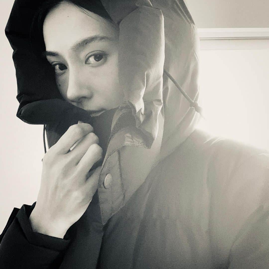 小濱なつきのインスタグラム：「この冬、ものすごく寒くなると言われていたので、初めてダウンを購入。  @thenorthfacejp のもの。 ロゴはボタンにかいてあるだけ、そして袖にGORE-TEXとあるだけのシンプルなデザイン、機能性は言うことなし。  ダウンってこんなに暖かいのか！って今更ながらすごく驚いています。」