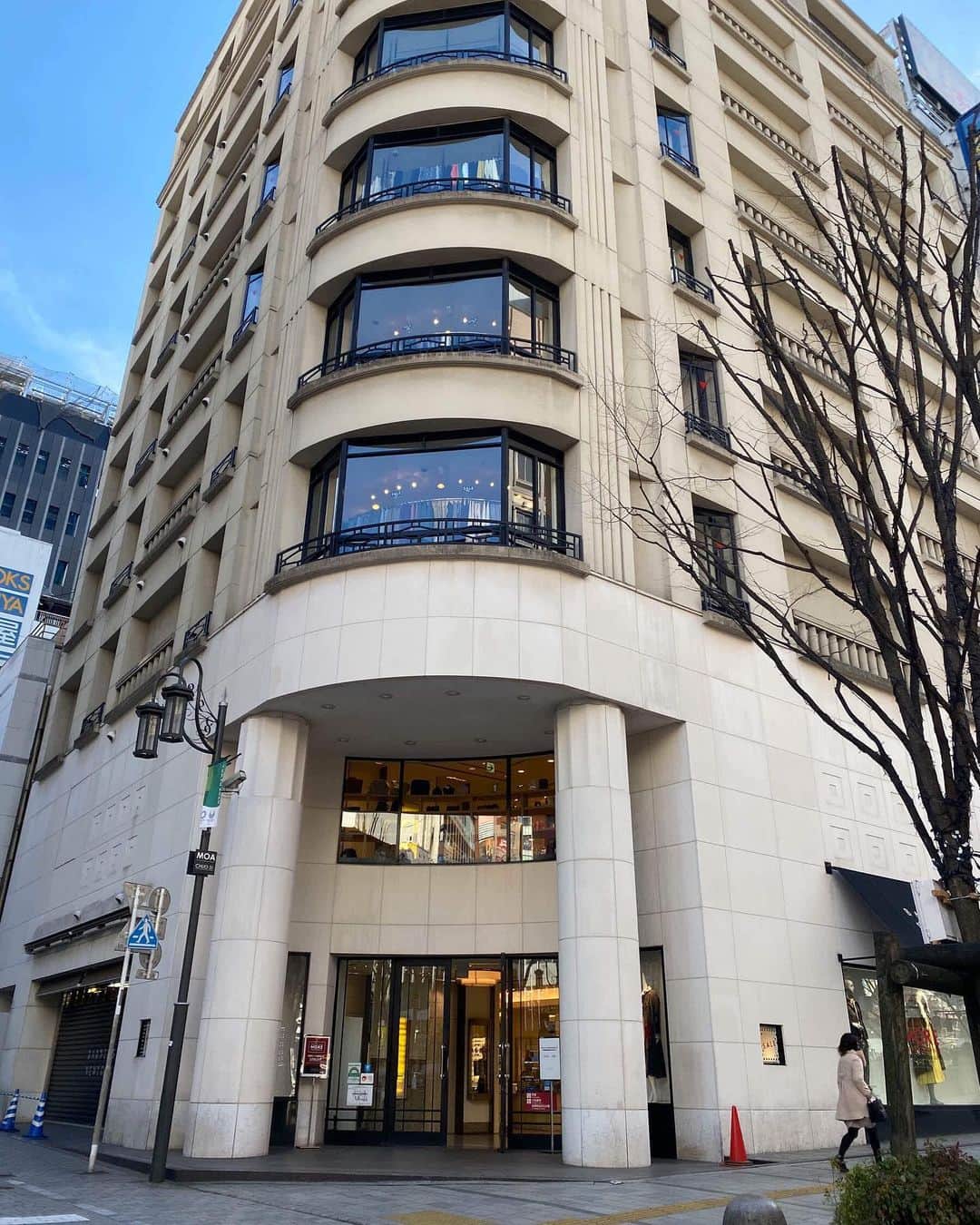 のインスタグラム：「【ニュース】日本1号店として1990年にオープンした「バーニーズ ニューヨーク」新宿店が、2月28日に閉店することが決まりました。バーニーズ ジャパンの広報担当者は閉店の理由について「売上高の減少が継続し、回復の見込みが立たないため」としており、1月14日に公式サイトで正式に閉店告知をする予定です。  #BARNEYSNEWYORK #バーニーズニューヨーク #新宿 #閉店 #バーニーズ #fashionsnapcom #ニュース_fs」