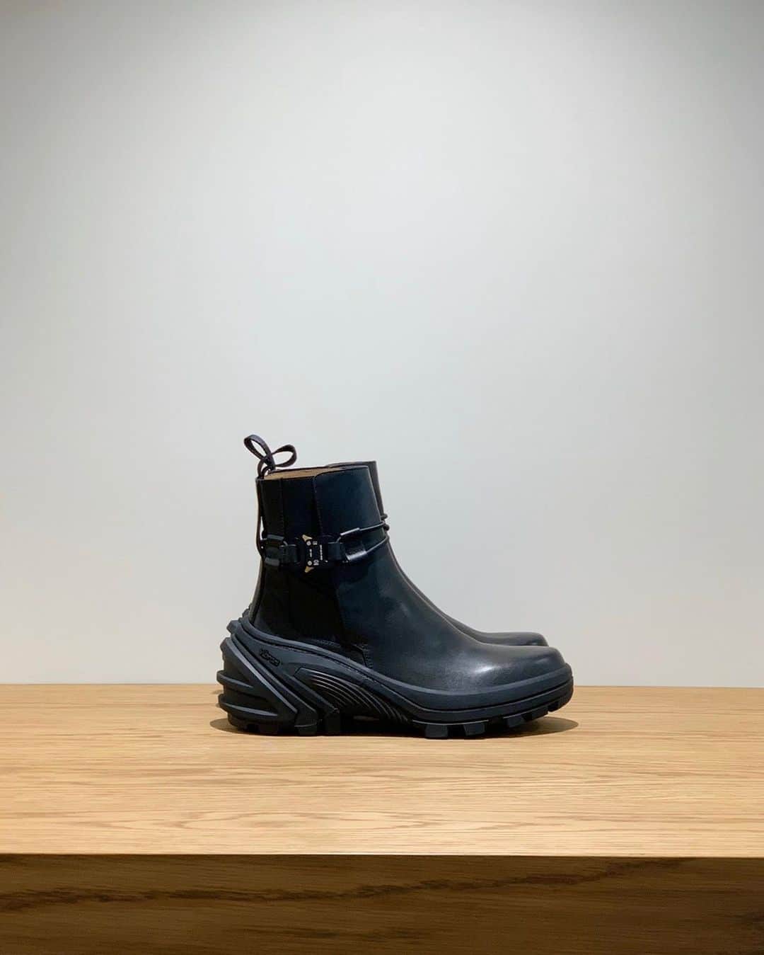 Deepinsideinc.com Storeさんのインスタグラム写真 - (Deepinsideinc.com StoreInstagram)「.﻿ ﻿ 1017 ALYX 9SM﻿ LOW BUCKLE BOOT WITH FIXED SOLE﻿ ﻿ @alyxstudio ﻿ #alyx」1月10日 15時21分 - deepinsideinc.comstore_men