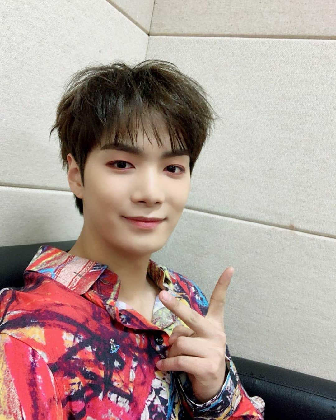 JR のインスタグラム：「점심은 먹었나요?~」