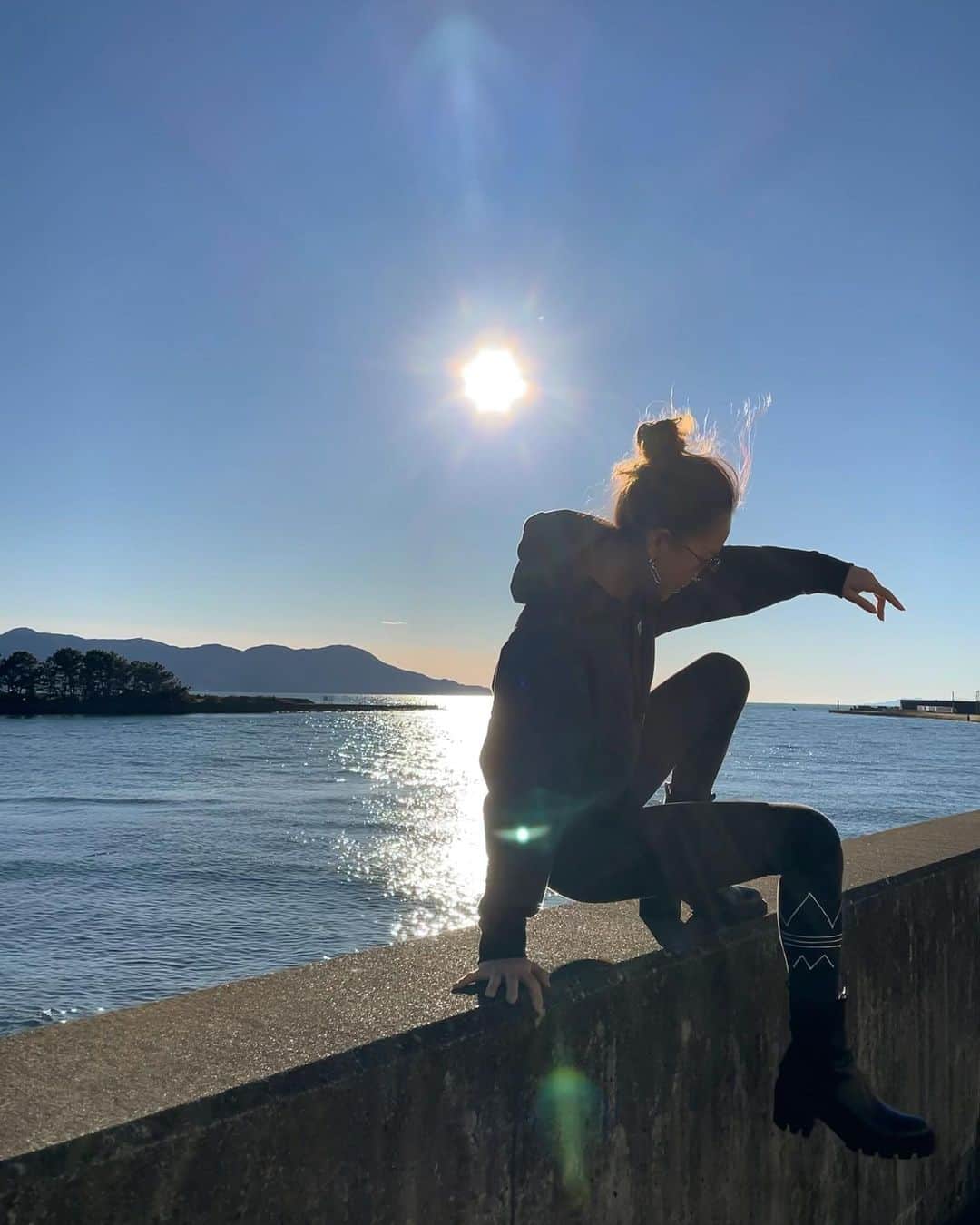 のインスタグラム：「誰もいない海へ。 太陽浴びに☀️  今日は楽なスエットスタイル✌️  #todaysstyle  #スエット  #スエットコーデ  #sea #ocean #sun #太陽 #海 #海岸」