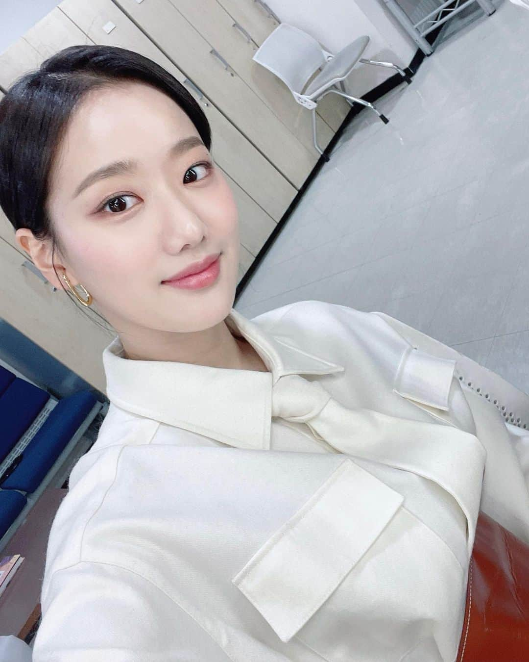 Aprilのインスタグラム：「[#나은] 낭니가요가 돌아왔습니다🤍 오랜만에 나은이와 보내는 일요일🤎 잠시 후 3시 50분 인기가요 놓치지 마세요❕  #APRIL #에이프릴 #이나은  #SBS #인기가요 #낭니가요」