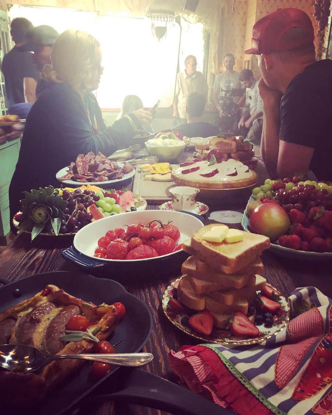 ミランダ・オットーのインスタグラム：「Missing Hilda’s breakfast spread. 🖤😢 🎂 🥖 🥯 🍳 🥚 #hildaskitchen #caos #sanrinanetflix」