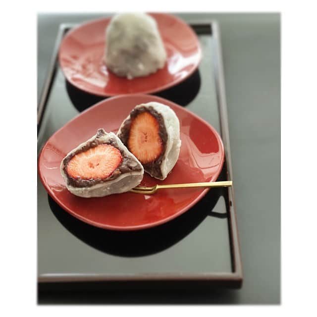 前田ゆかのインスタグラム：「stayhome中 お餅と片栗粉で作った苺大福。  あるものでアレンジもいろいろ、  栗🌰やお芋を入れても美味しそう。  #おうち時間 #簡単レシピ  #苺大福 #maeyukareshipi」