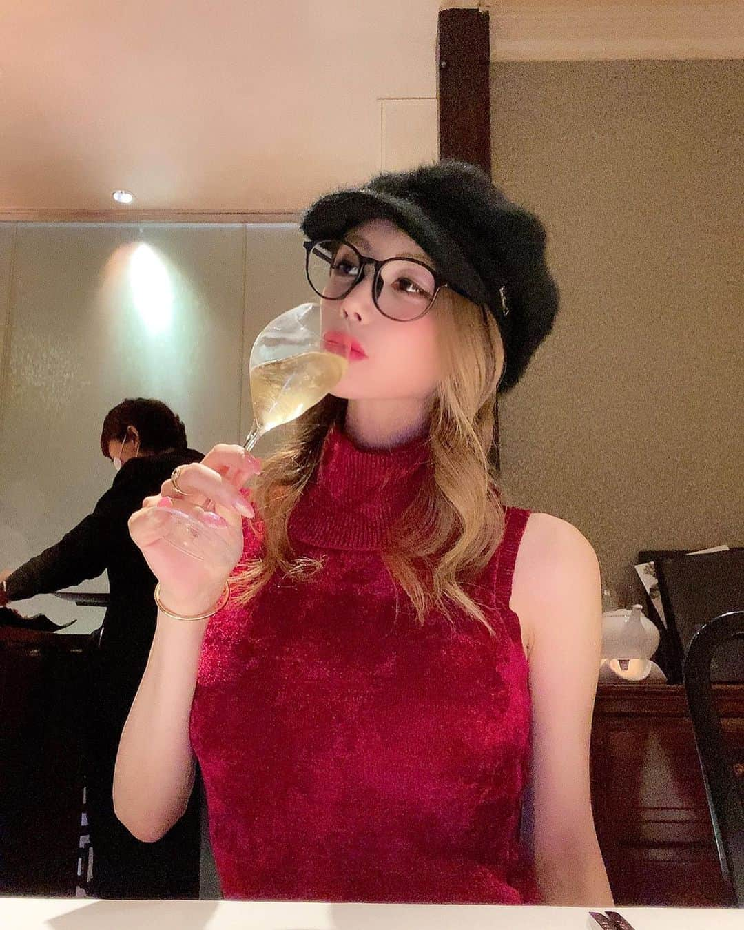 荒木レナさんのインスタグラム写真 - (荒木レナInstagram)「With my favorite Taittinger  My favorite Shanghai crab 😘🦀✨   Because it's seasonal  I want to eat once a year 💖   I like delicious food  With whom to eat  I think the taste is doubled 😉❤️   For those who like it  It ’s best to be surrounded and live  I can't think of it now 👏👏  大好きなテタンジェと 大好きな上海蟹😘🦀✨  季節ものだから 毎年1回は食べたい💖  美味しいものは好きだけど 誰と食べるかで 美味しさは倍増だなって思う😉❤️  好きな自分でいれる人達に 囲まれて生きていくのが1番かなって 今は思えるな👏👏  #中国飯店 #六本木#上海蟹#mylife」1月10日 15時26分 - renasama.10_20