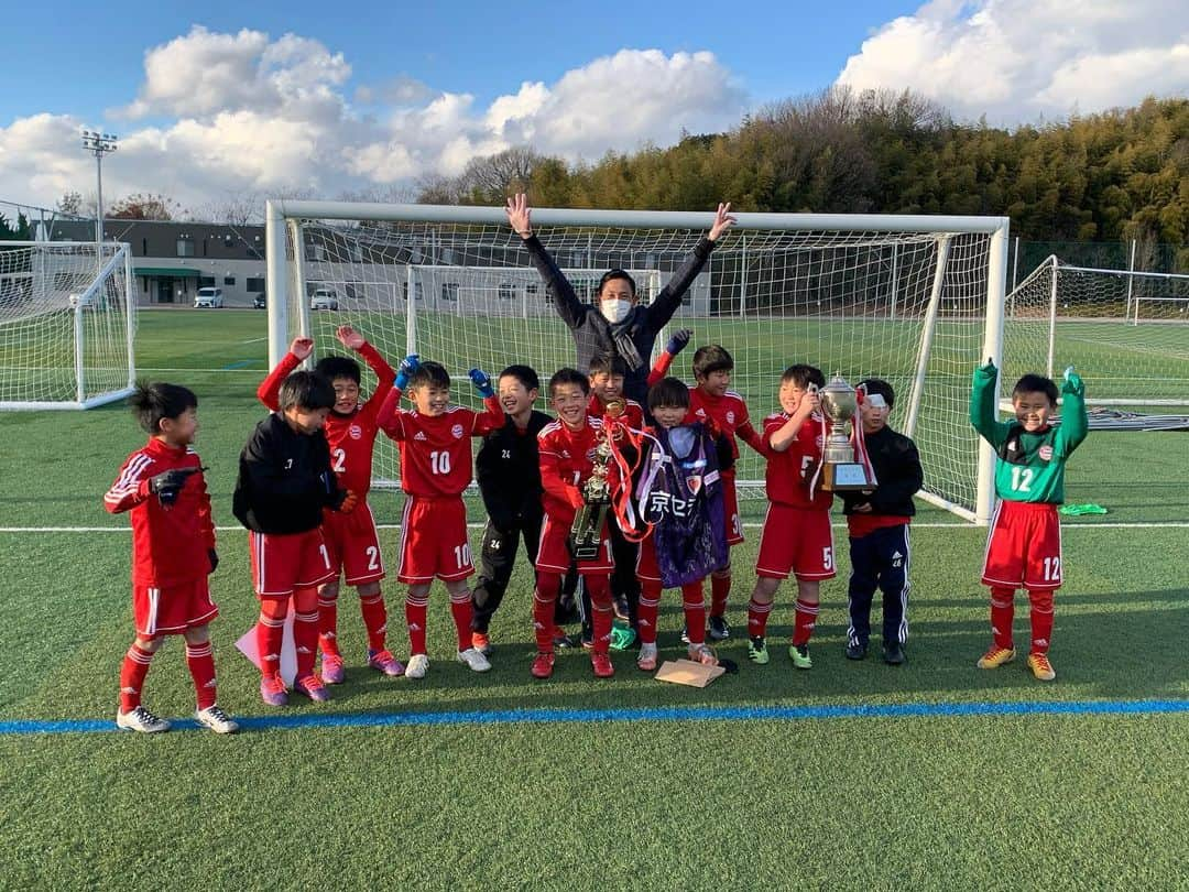 森脇良太さんのインスタグラム写真 - (森脇良太Instagram)「森脇良太杯🏆  この大会が子供達の成長の一つに少しでもなってくれたら嬉しいなぁ😊  #MVP #京都サンガFCユニフォーム全選手サイン入り  #MIP #京都サンガFC2ndユニフォーム  #京都サンガグッズ  #森脇良太杯　#サッカー少年」1月10日 15時27分 - moriwaki46_official