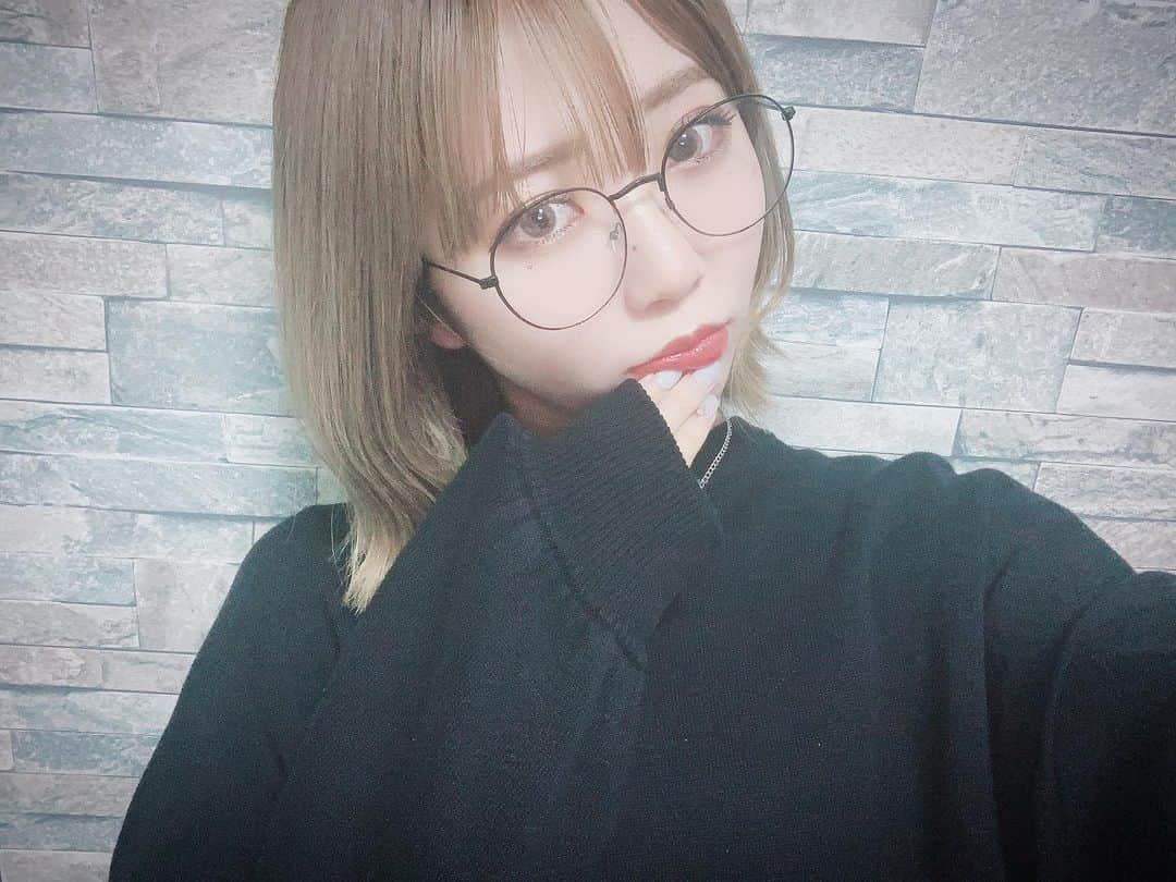 桑名利瑠のインスタグラム：「. . . メガネ女子👓 伊達メガネは、一つあるだけでオシャレ感増し増し☺️💕 . . . #fashion #followforfollowback #followｍe #l4l #code #instafashion #instagood #instapic #instalike #photooftheday #selfie #selca #伊達メガネ #メガネ女子 #makeup #make #ショートボブ #outfit #outfitoftheday #style #me #tokyo #プチプラ」