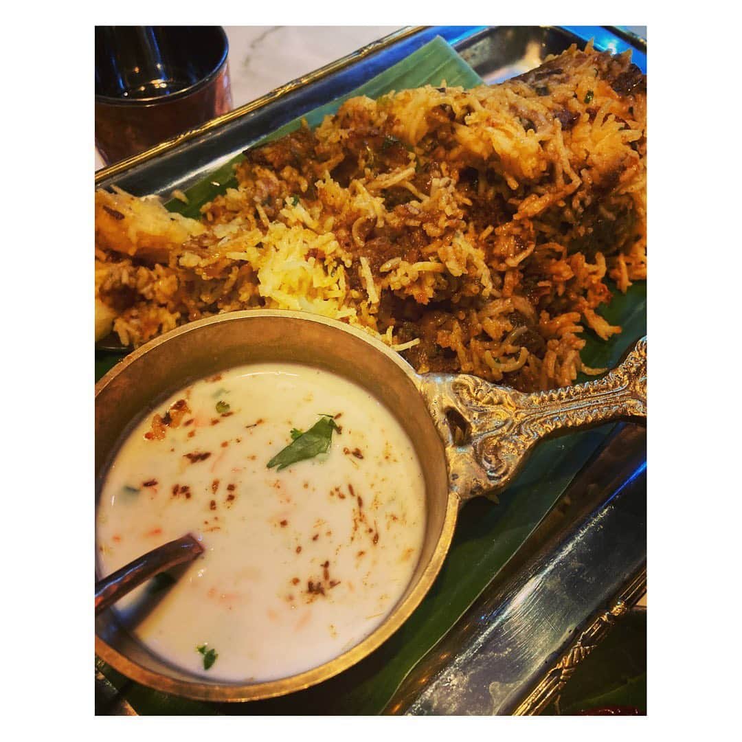 林幸治さんのインスタグラム写真 - (林幸治Instagram)「バンゲラズキッチン神保町  バナナバンズ  バナナの甘い芳醇な香りが漂う甘い揚げパン。サンバルとココナッツチャトニと一緒に。  そして、竹筒で供されるマトンビリヤニ。  ご飯がすごく柔らかい。  #バンゲラズキッチン神保町 #インド料理 #マンガロール料理 #マンガロールバンズ #ビリヤニ好きな人と繋がりたい」1月10日 15時29分 - tct_koji_hayashi