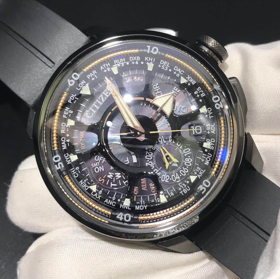 NAKANIWA WISPのインスタグラム：「【SATELLITE WAVE GPS F990】 Citizen Satellite Wave 100th Anniversary Limited Edition   創業100周年を記念した限定コレクション第2弾。 ゴールドとブラックのカラーリングで「光が時に変わる瞬間」を表現しています。  ラグから独立した丸みのあるケースの形状は、地球をモチーフに。 ケース上部のガラスベゼルによって宙に浮いたように見える特徴的な金属リングは、地球を周回する衛星の軌道をイメージ。 ロケットエンジンにインスピレーションを得た文字板のデザイン。 透明のディスク針を採用し、スケルトンパーツを重ねることで文字板に立体感を生み出しました。 初代モデルではセラミックスが使われていたケースの素材を、スーパーチタニウム™に変更。 厚みを抑えて軽量化し、装着感が向上しました。 時差修正速度が、従来の「F900」との比較で約2倍に高速化しました。  型番：CC7005-16G 定価：374,000(税込)  ■お問合せはこちらから WISP Nouvelle espece 心斎橋仲庭時計店 〒542-0081 大阪府大阪市中央区南船場4-10-3 NAGAHORI BLDG 1F TEL06-6251-7573／mail：info@nakaniwa.co.jp  #CITIZEN #SATELLITEWAVE #CC700516G #nakaniwa #仲庭時計店 #腕時計 #GPS」