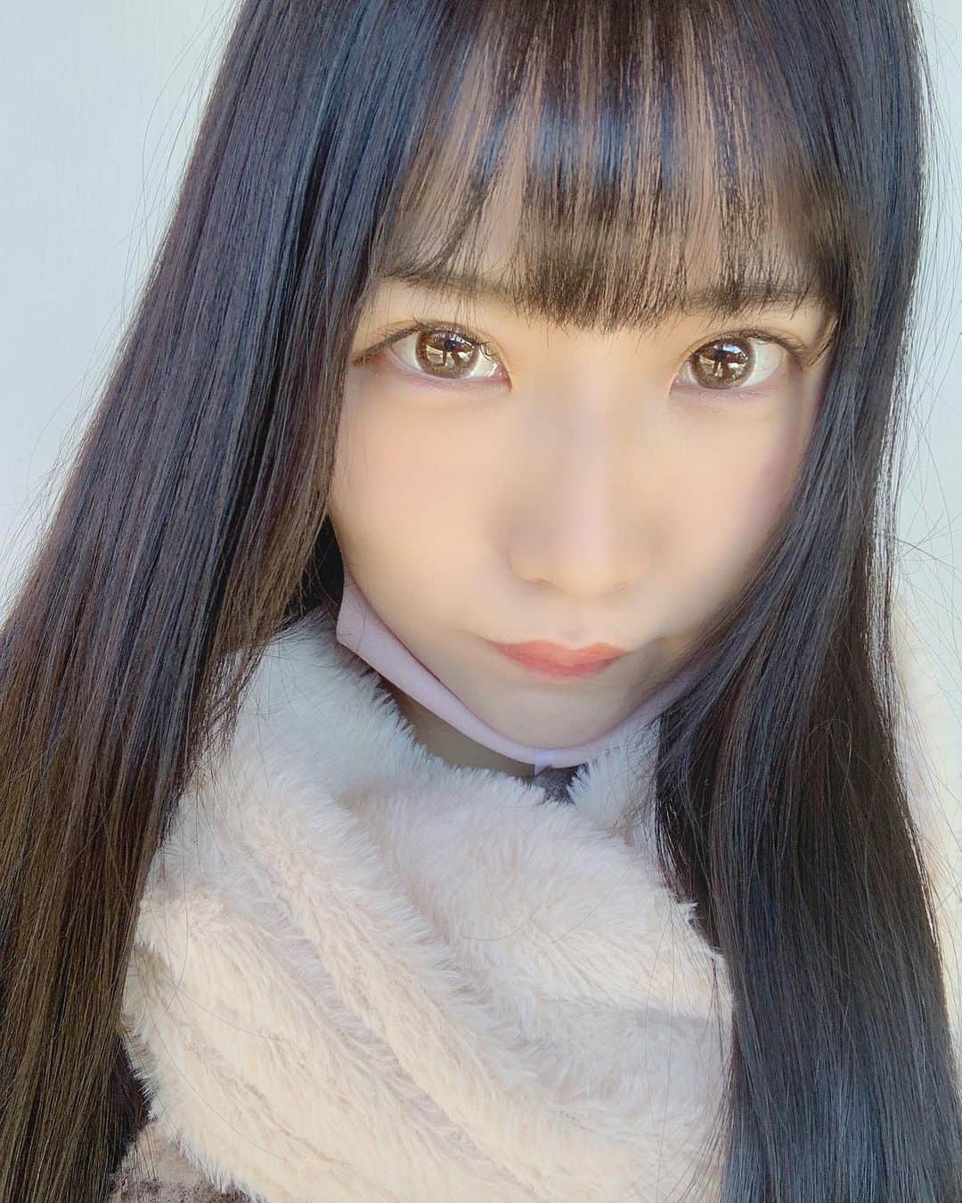 のインスタグラム：「黒髪好評？すぎて本人がびっくりしてる件🐰 まだ見慣れないけどだんだん落ちてくと思うし黒楽しも🤍 . . . . #黒髪 #黒髪ロング #絶滅黒髪少女 #カラー #美容院 #美容院わず#girl #idol #kawaii #kawaiigirl #kawaiifashion #followme」