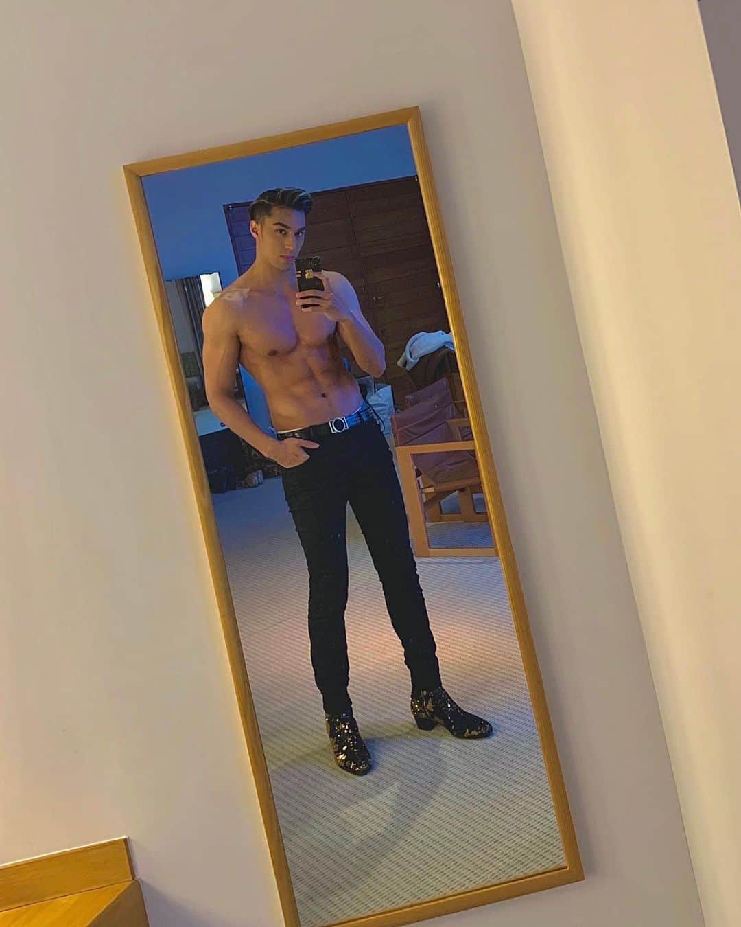 當間ローズのインスタグラム：「久々のサービスショット🌹 正月太りでキレが悪いけど許して😆 頑張って戻さなくちゃ！ ドリームローズプロジェクトも始まるし！←内容はまだ内緒🤫🤣  #正月太り #當間ローズ  #愛と筋肉のハイブリット  #バチェロレッテ　 #ラテンの貴公子  #toumarose   #ラテン  #ハーフ  #モデル #toumarose #singer #Artist #Model #Tokyo  #Brazilian #brasil  #italian #fashion #fitness #muscle #body #workout #sexy」