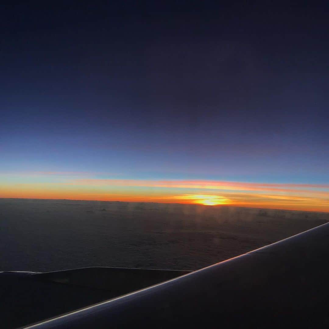 小山星流さんのインスタグラム写真 - (小山星流Instagram)「夕陽　これはハワイの間から日本の間、付近  、、、、飛行機乗りたい  #夕陽 #夕陽が綺麗  #飛行機  #雲」1月10日 15時38分 - uugirl_new_seina