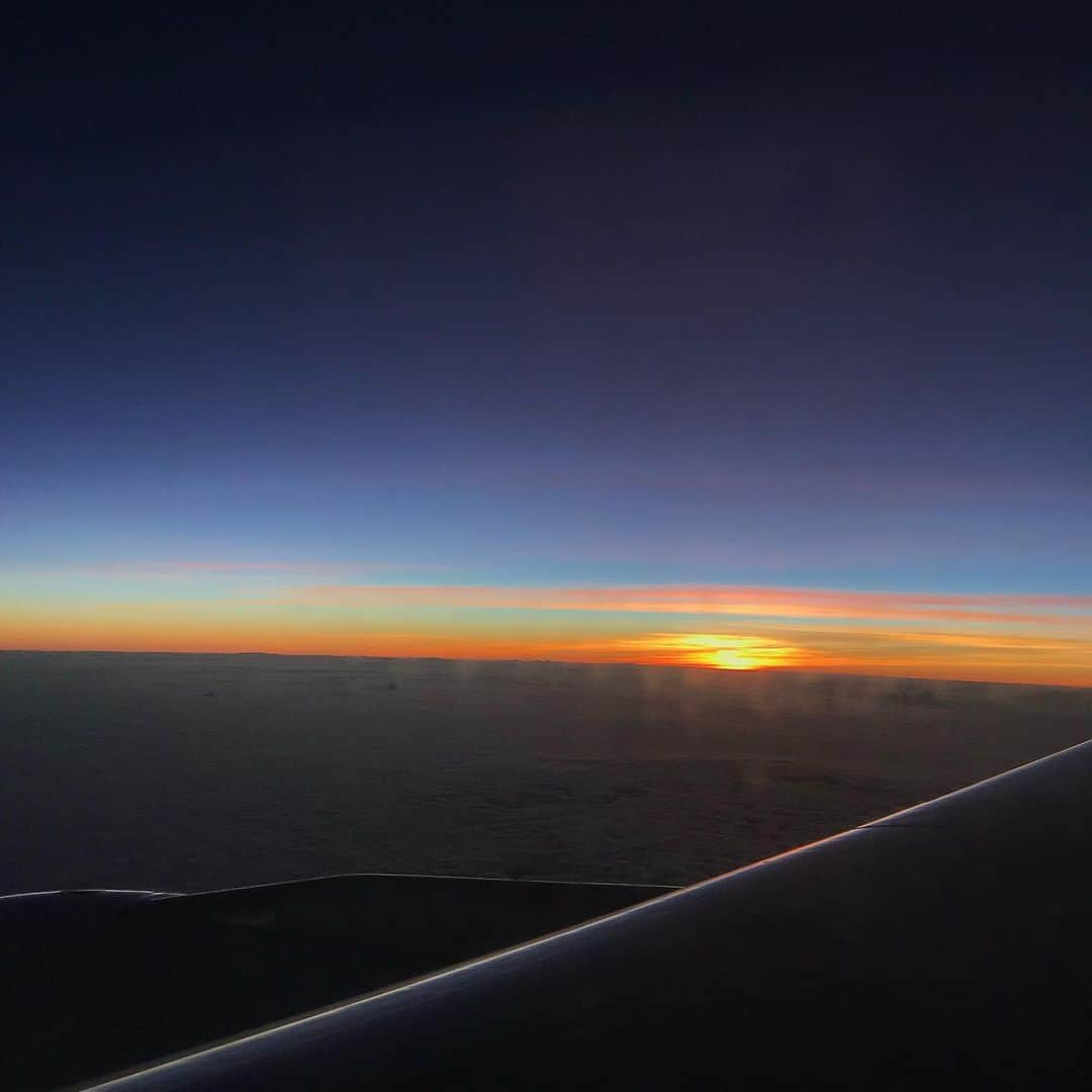 小山星流のインスタグラム：「夕陽　これはハワイの間から日本の間、付近  、、、、飛行機乗りたい  #夕陽 #夕陽が綺麗  #飛行機  #雲」