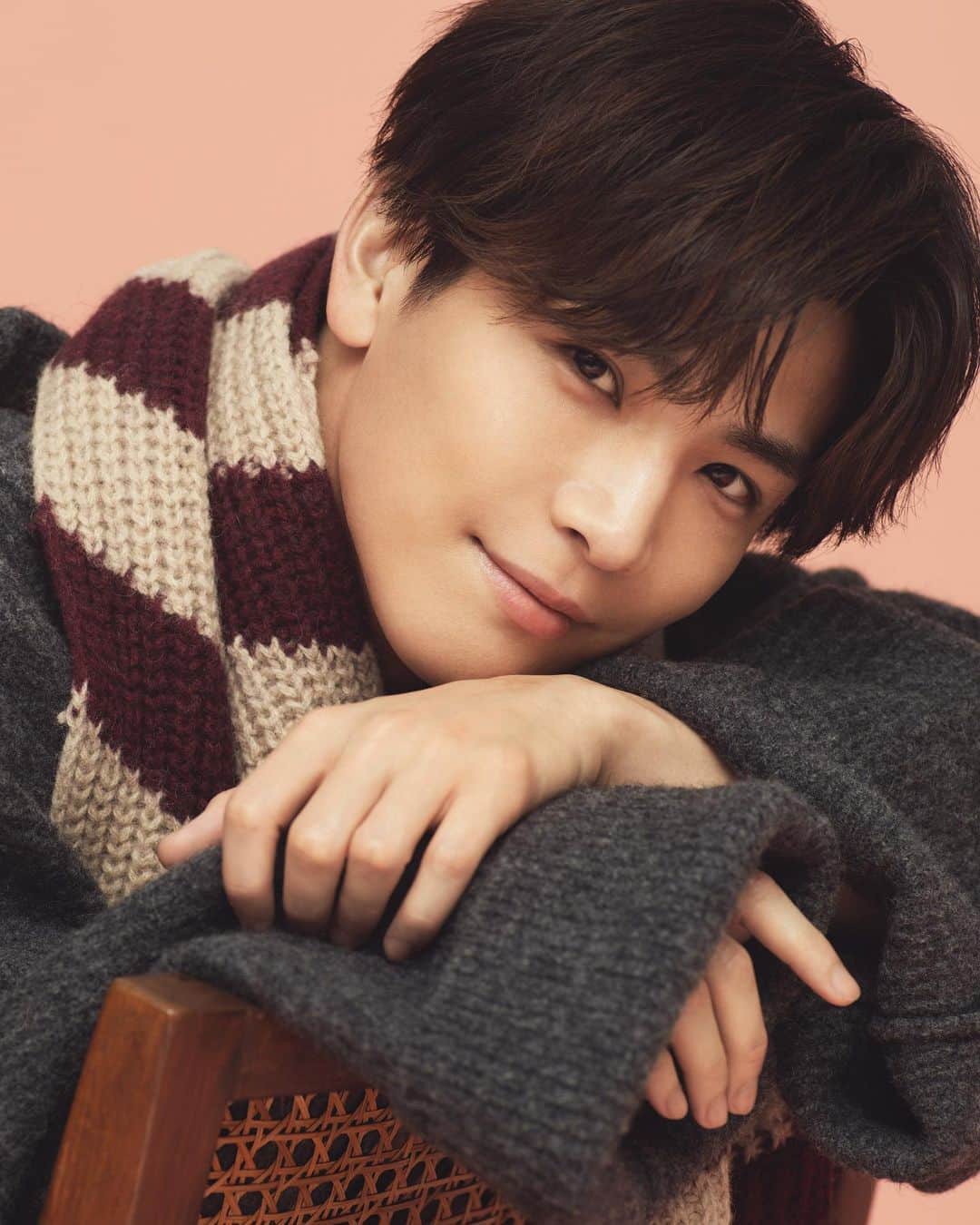長山一樹のインスタグラム：「大人の甘さ。 岩田さんは指が綺麗なので、いつも顔だけではなく、つい手が入るポージングをおねだりします。ニットonニットは王道の反則技です。  Marisol2月号、最新主演作「名も無き世界のエンドロール」についてのインタビューページで撮影した写真より。  @marisolmagazine  @takanori_iwata_official  #岩田剛典  Stylist #桶谷梨乃 Hairmake @beryl_shimokawa  #marisol #名も無き世界のエンドロール #photography #portrait #hasselblad #h6d #kazukinagayama #長山一樹 #ポートレート #中判カメラ #妄想注意」