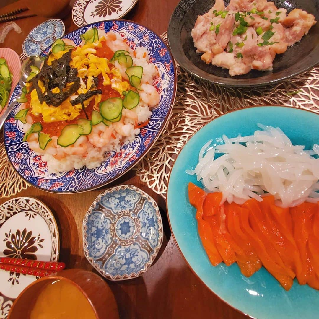 広村美つ美のインスタグラム：「. 沢山のいくらが届いたので ほぼいくらのちらし寿司🍣 ちらし寿司だとご飯沢山食べれちゃうんだよね〜🍣 食べすぎる！🤣 . #ちらし寿司 #いくら #夕飯 #晩御飯 #Dinner #おうちごはん #🍣 #酢飯 #海老 #ごはん #🍚 #お刺身 #鶏肉 #家族団欒」