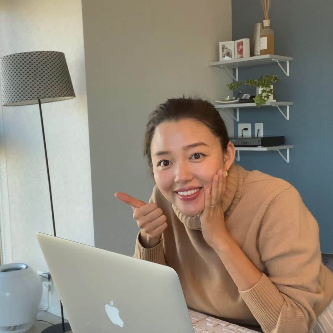 阿部優貴子のインスタグラム：「無事に、、！ 昨日、修論が提出できました😭🙌🙌 WBSでは卒業に修士論文の提出が必須で、 私のコースでは必要文字数、三万字。 去年の夏くらいからコツコツインタビューを始めて、 経営者の皆さんはじめ、消費者インタビューも含めると本当にたくさんの方のご協力をいただきました。😌🙏  ビジネススクールなのに卒業のためにアカデミックな論文が必要かどうか論はありますが、 卒業間近にしてアカデミックな文献を参考にしながら論文を書くプロセスは、自分自身にもそれなりに学びがありました。👩‍🎓  あと残すはわずかな授業と、 論文についての口頭試問のみ。 いよいよ卒業が近づいてきた、、！🥺🌸  #あべゆき大学院life #修士論文 #早稲田大学大学院　#早稲田大学大学院経営管理研究科 #早稲田ビジネススクール #WBS #経営学修士　#MBA #社会人大学院生　#ビジネススクール　#businesschool #オンライン授業　#masterthesis #thesiswriting」