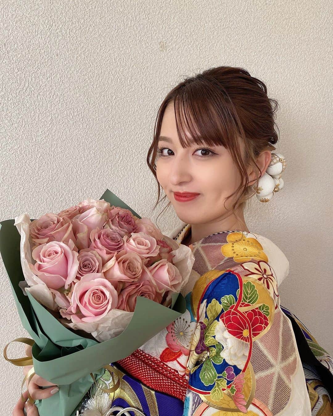 のインスタグラム：「. 新成人の皆さん おめでとうございます㊗️ りかりこも無事に 大人の仲間入りをしました！ パパママありがとう♡ そして、 いつも応援してくださっている 皆さんこれからも よろしくお願いします🤍 #りかりこ #2021成人式 #成人式 #新成人 #振袖 #振袖ヘア #双子 #成人の日 #成人式ヘア」