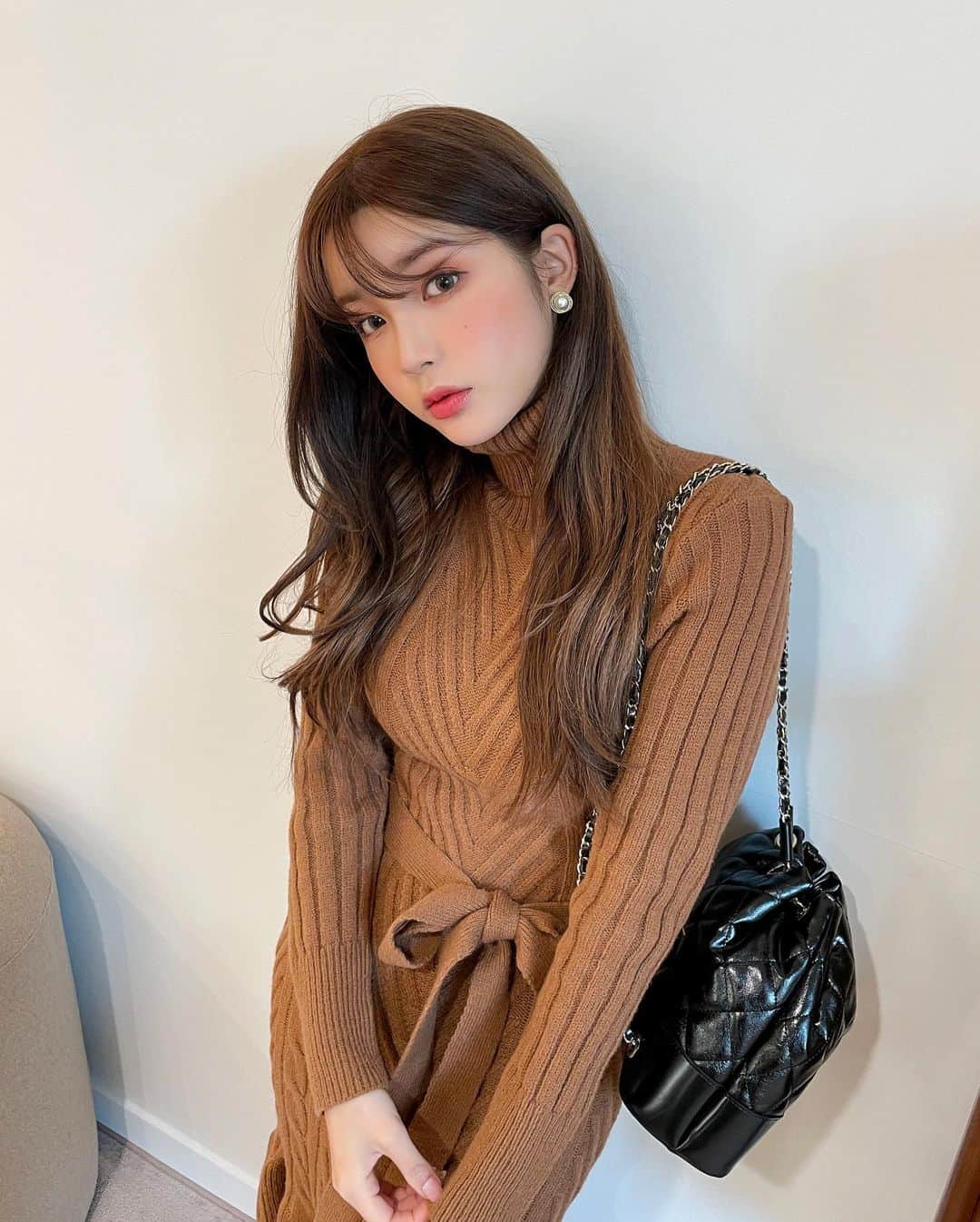 Chuuのインスタグラム：「머메이드라인의 슬림 터틀넥 원피스🧶  두꺼운 아우터속에 이너로 활용하기 넘 좋을 것 같은 요 원피스는 🔜다음주 업뎃!  #chuu #chuuseoul」