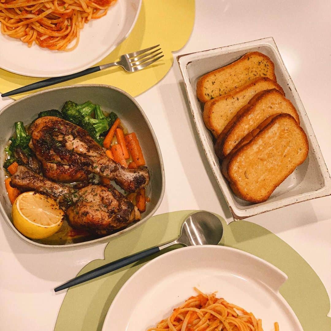 パク・ウンジのインスタグラム：「주말 디너 Weekend dinner 🍝🍗  #박은지요리 치킨 요리 늠나 맛있다아아- 별 거 없어요! 따라해보세유!  📌껍질, 지방 제거한 닭에 소금.후추.올리브로 시즈닝 20분 정도 하시구요- 후라이팬에 버터 둘러서 녹은 버터물로 버터 샤워하면서 익혀주면 끝이유👍 구운 레몬 짜 주면 진짜 매우 베리 굿 😱」